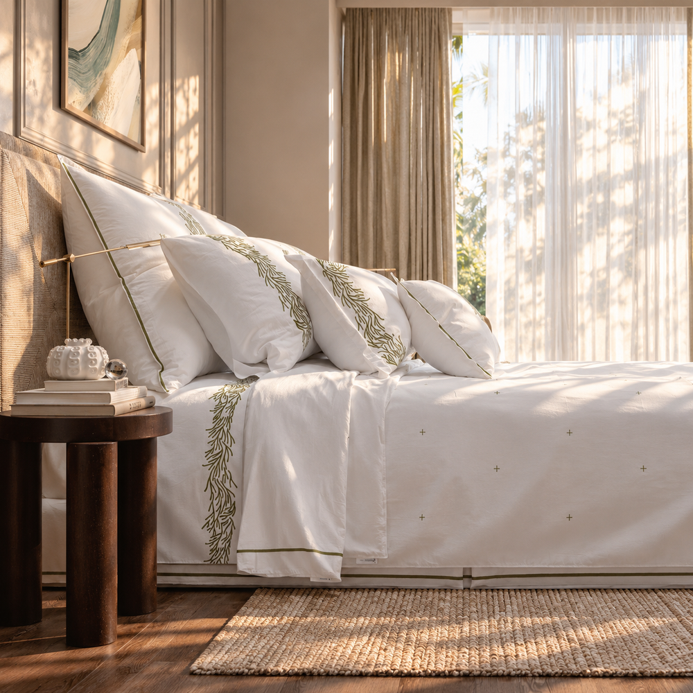 Set de Cama Costa Vivenda con Juego de Sábanas de algodón percal, Funda Duvet y Coverlet de lino y cojines decorativos bordados.