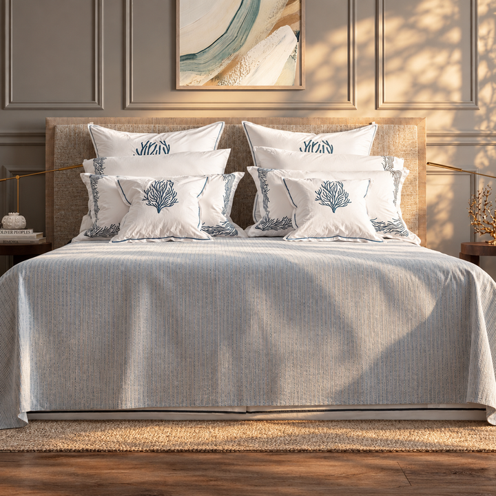 Set de Cama Costa Vivenda con Juego de Sábanas de algodón percal, Funda Duvet y Coverlet de lino y cojines decorativos bordados.