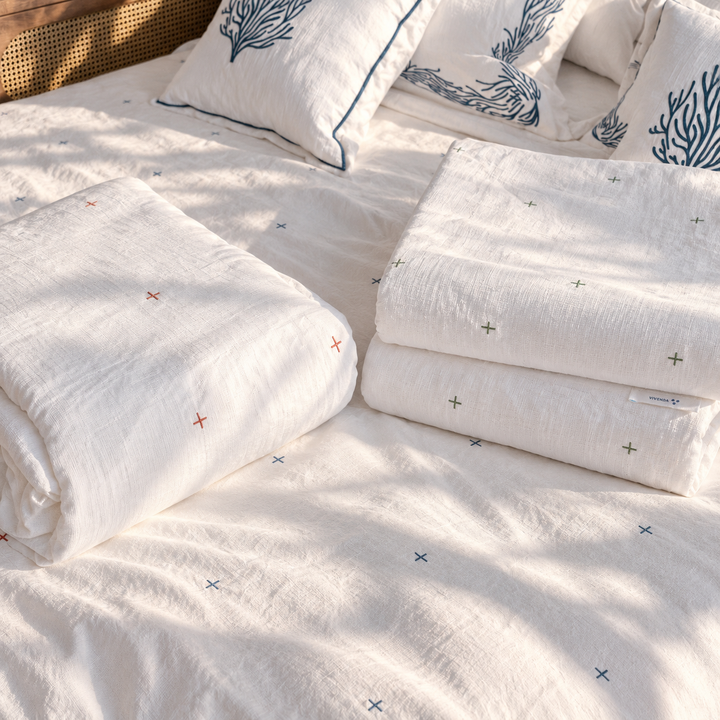 Set de Cama Costa Vivenda con Juego de Sábanas de algodón percal, Funda Duvet y Coverlet de lino y cojines decorativos bordados.