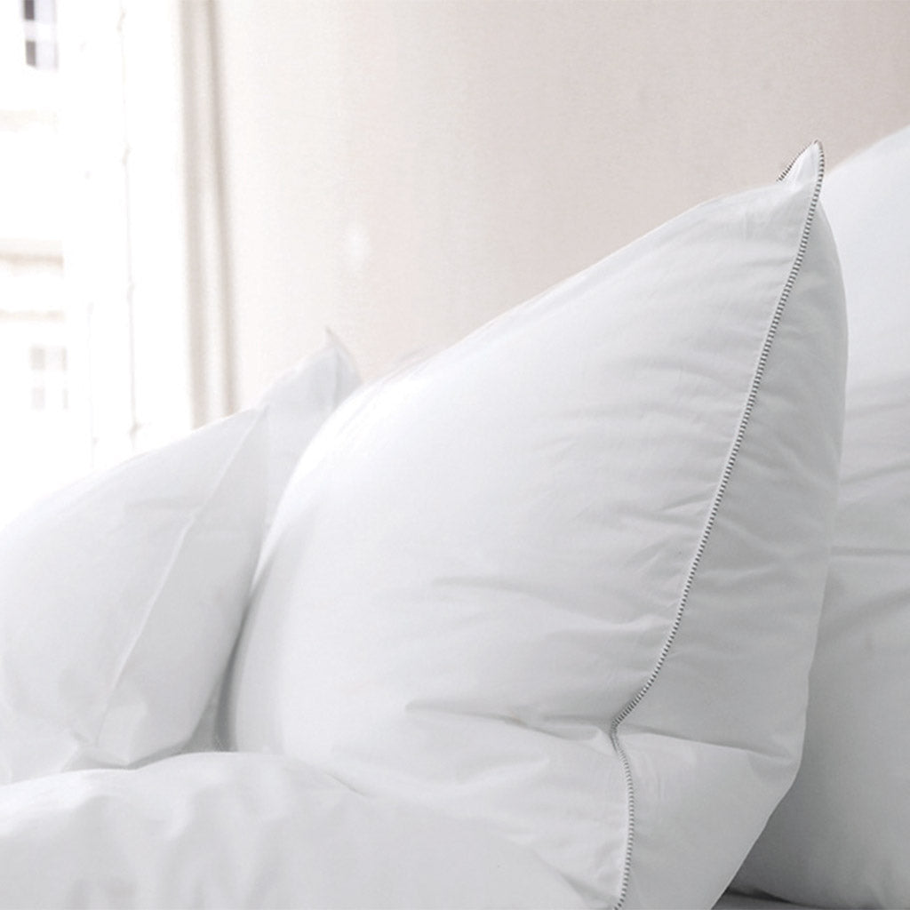 Almohada Balance Vivenda con cubierta de algodón downproof, soporte medio y mayor cuerpo.