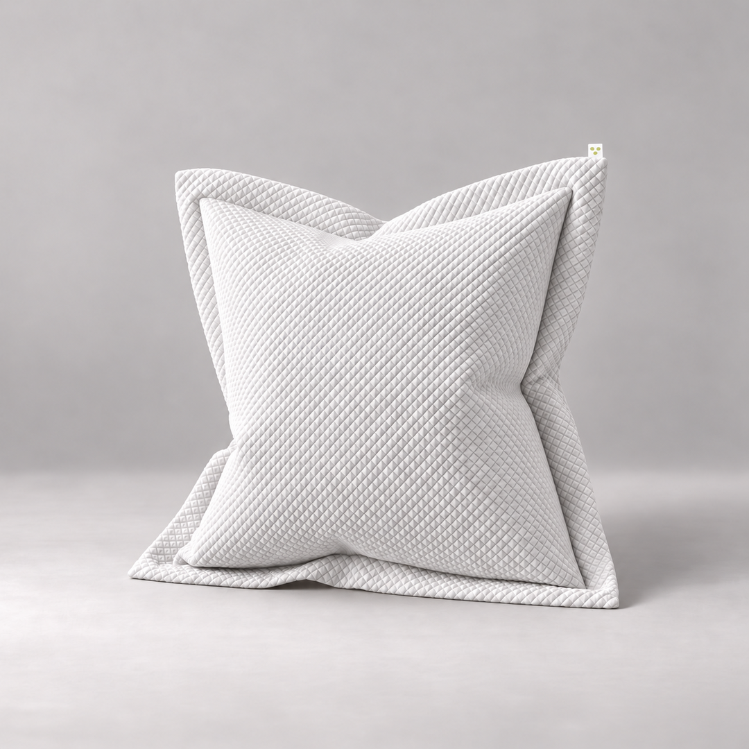 Cojín Decorativo Euro Piqué de algodón Blanco, con relieve geométrico, solapa y etiqueta Vivenda.