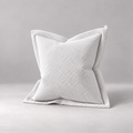Cojín Decorativo Euro Piqué de algodón Blanco, con relieve geométrico, solapa y etiqueta Vivenda.