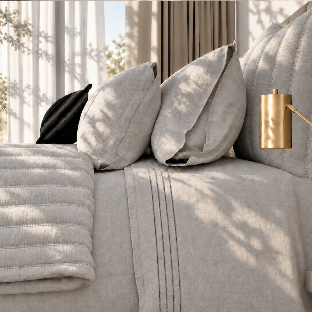 Detalle de cama Origen Natural con textiles de lino.