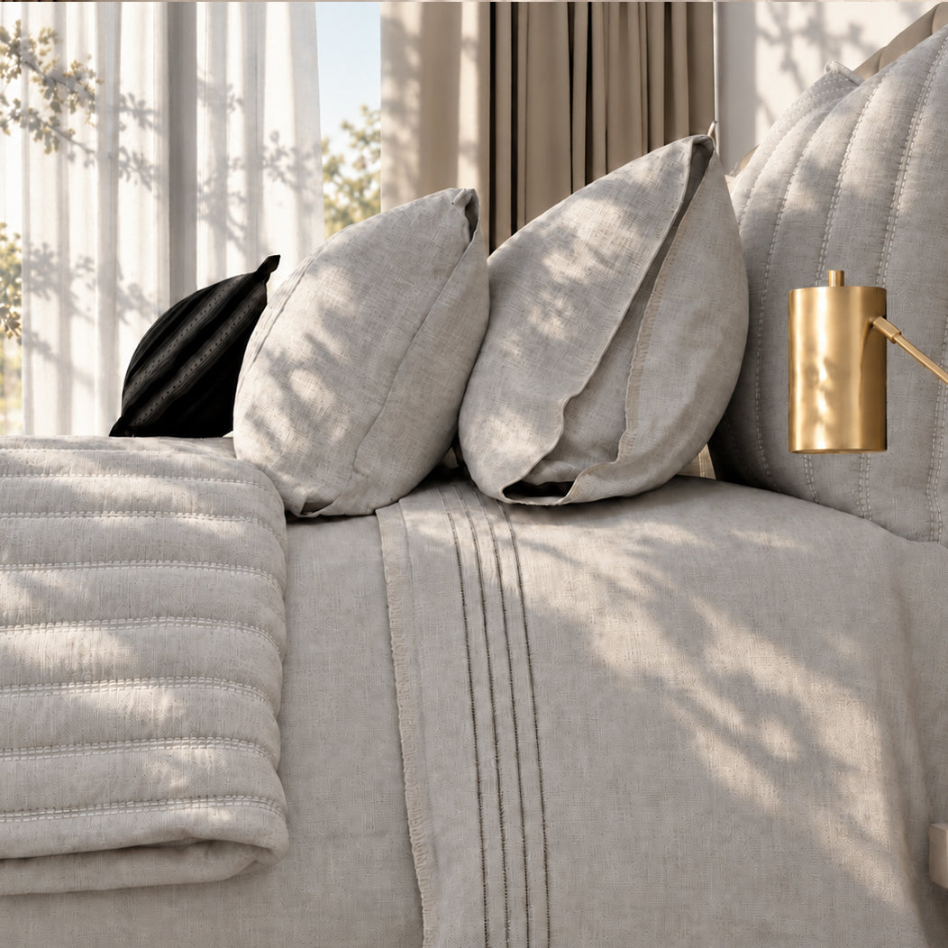 Detalle de cama Origen Natural con textiles de lino.