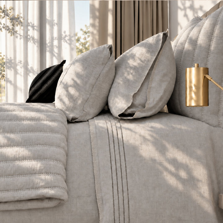 Detalle de cama Origen Natural con textiles de lino.