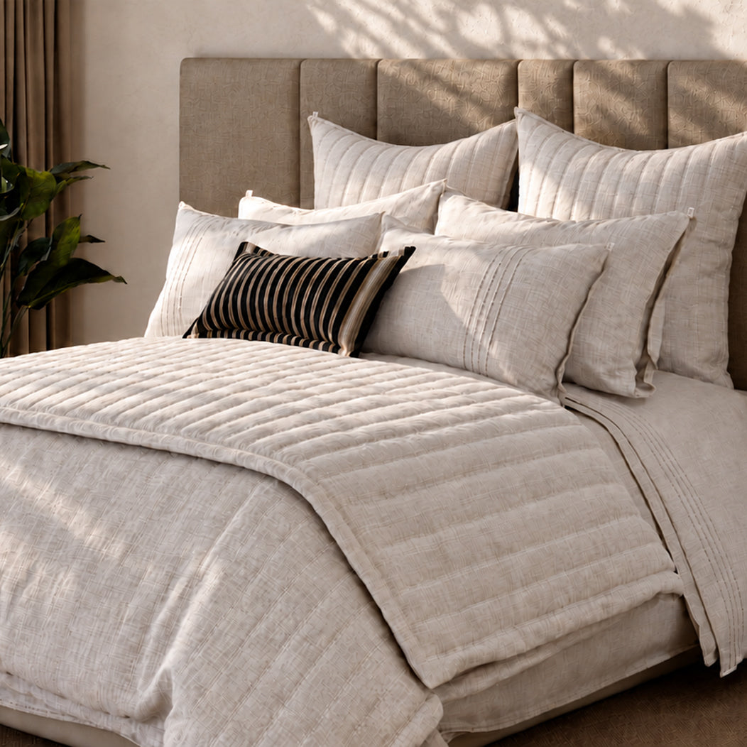 Set de Cama Origen Natural con coverlet acolchado y cojines.