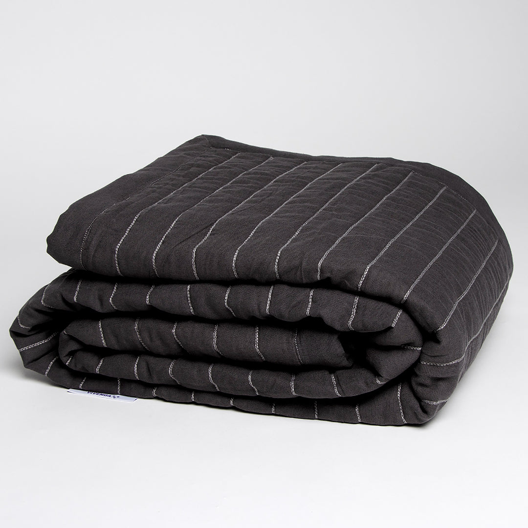 Coverlet Monte en tono Noche, doblado.
