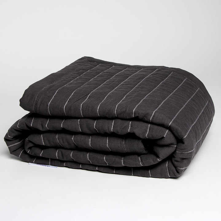Coverlet Monte en tono Noche, doblado.